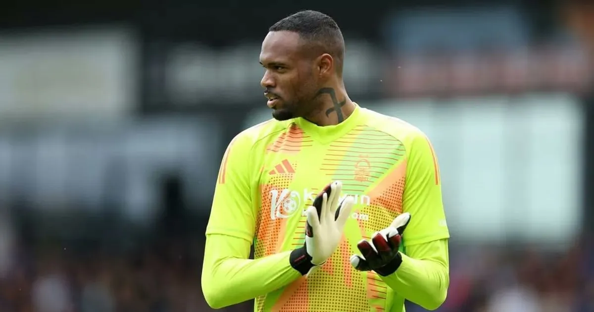 Carlos Miguel em atruação com a camisa do Nottingham Forest-ING