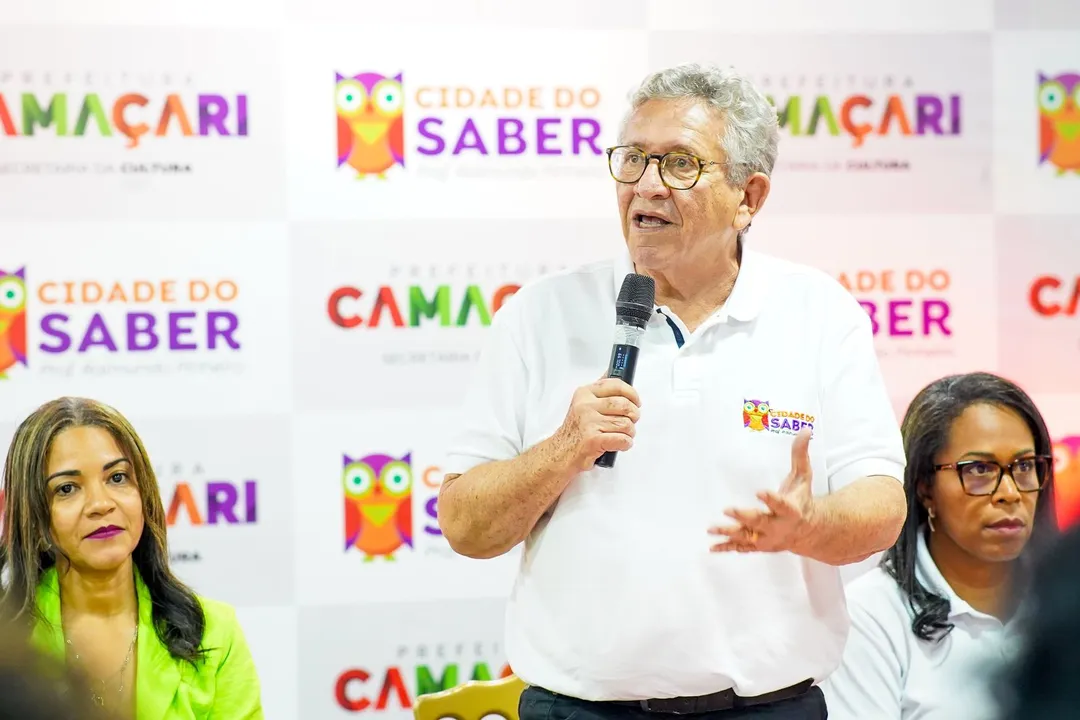 Luiz Caetano, entre a secretária Elci Freitas e a vice-prefeita Déa Santos, anuncia reabertura da Cidade do Saber