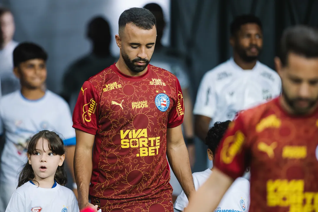 Bahia enfrenta Santos com mudança no meio-campo por lesão