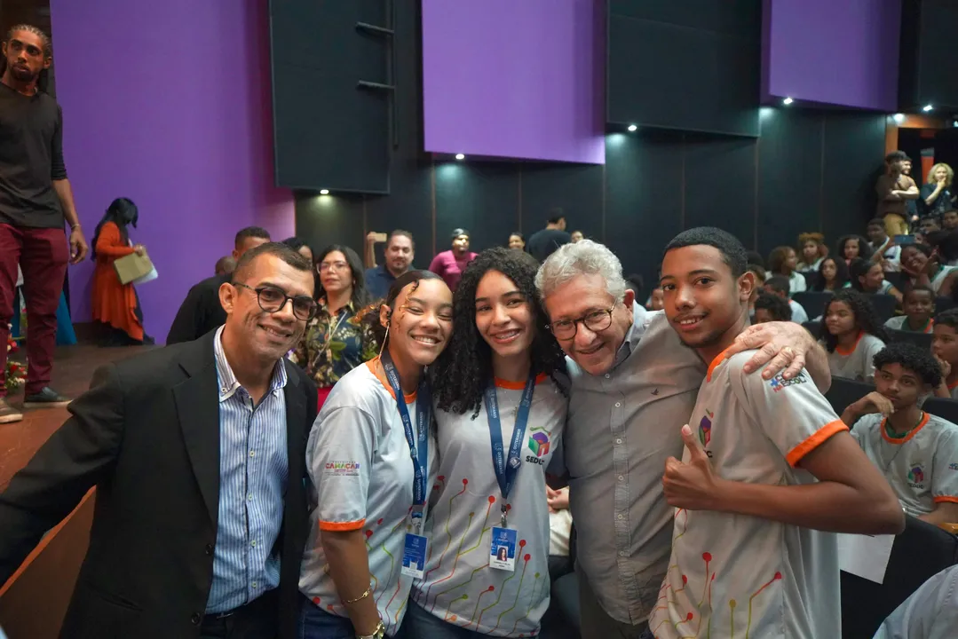 Na foto: secretário Márcio Neves e o prefeito Luiz Caetano ao lado de estudantes