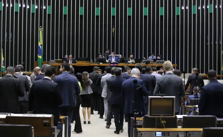 Texto foi aprovado na madrugada desta quinta-feira (4)