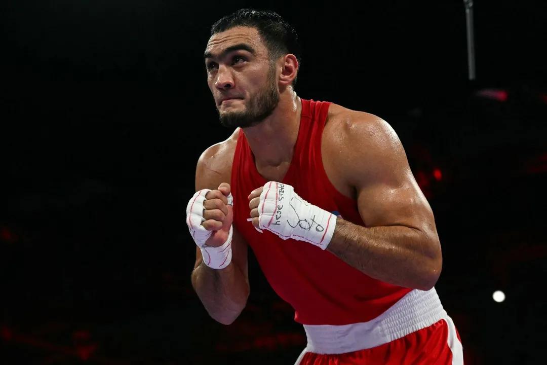O pugilista uzbeque Lazizbek Mullojonov em ação nos Jogos Olímpicos de Paris em 2024