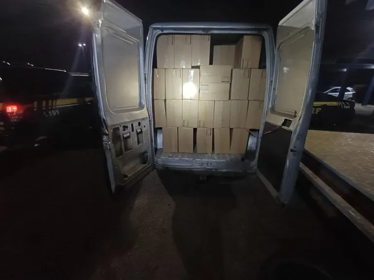 O veículo foi interceptado por volta das 21h