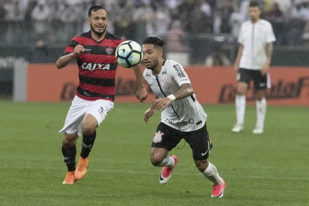 Yago Felipe e Clayson durante disputa de bola