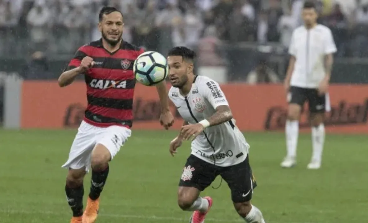 Yago Felipe e Clayson durante disputa de bola
