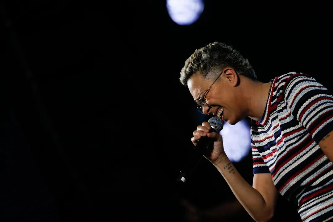 Maria Gadú expôs sua felicidade ao cantar pela primeira vez na Arena A TARDE