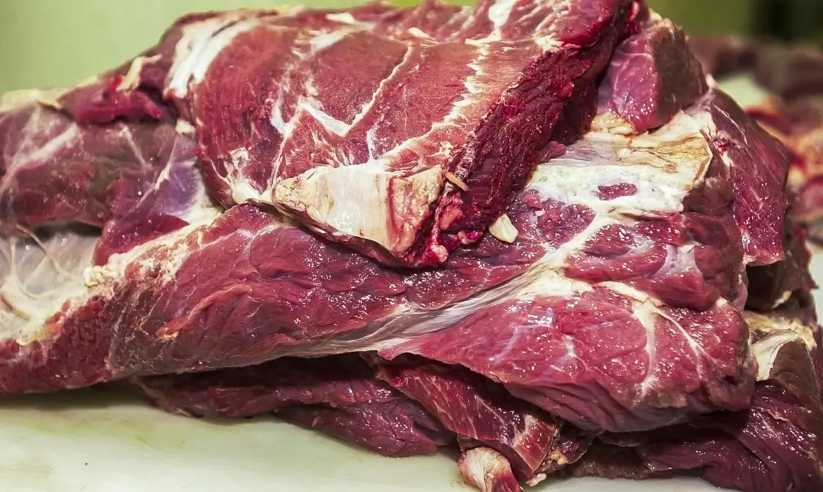Para 2025, a expectativa de entrada da carne importada caiu 1,9% em pouco mais de um mês