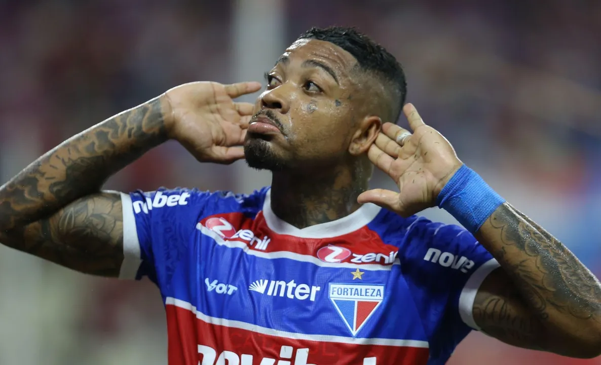 Imagem ilustrativa da imagem Carrasco! Ex-Vitória, Marinho marca golaço contra o Bahia; assista