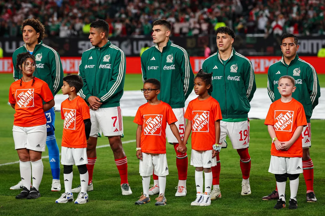 O goleiro Guillermo Ochoa, lenda do México, deixou o Burgos sem resposta após pedir café antes de assinar contrato. Clube espanhol esperava anunciar reforço de 40 anos.