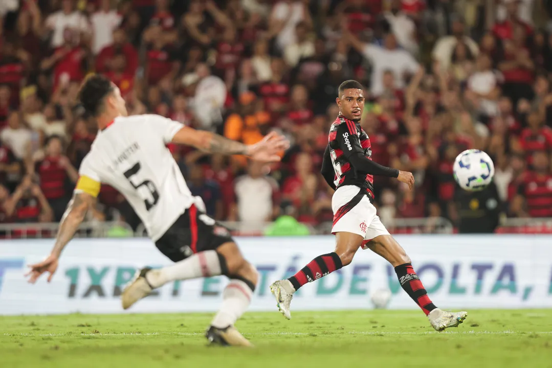Samuel Lino em goleada do Flamengo contra o Vitória