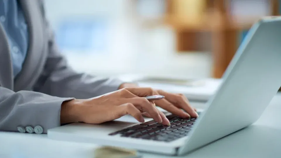As maiores áreas estratégicas estão sendo tecnologia, sustentabilidade e segurança digital