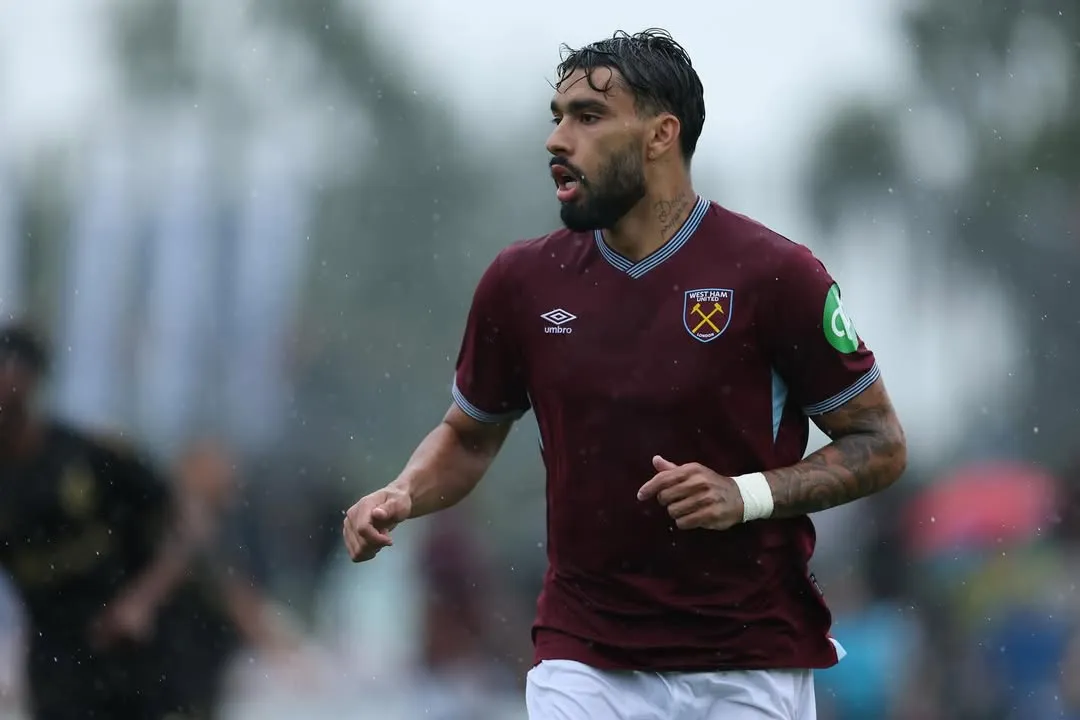 Lucas Paquetá em atuação durante amistoso com a camisa do West Ham