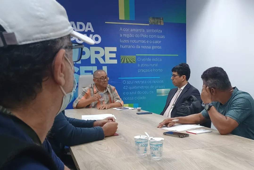 Manoel Jacaré e o procurador Cristiano Cruz durante a reunião da comissão de Meio Ambiente da Câmara de Camaçari