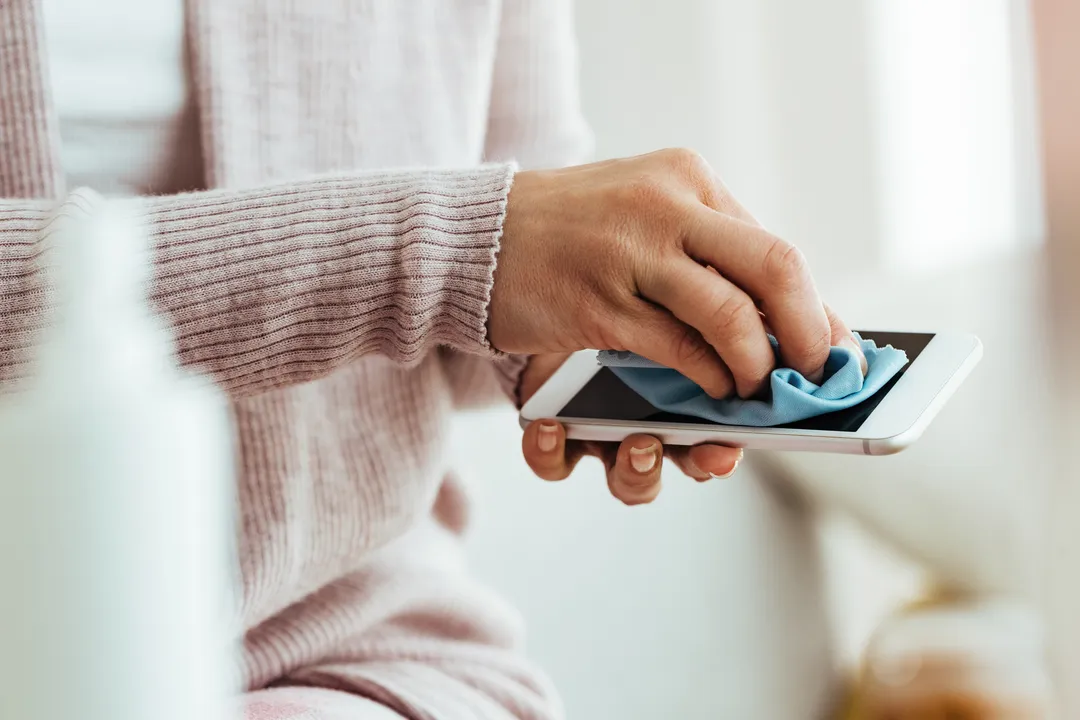 Higienizar o celular é fundamental para evitar contaminação