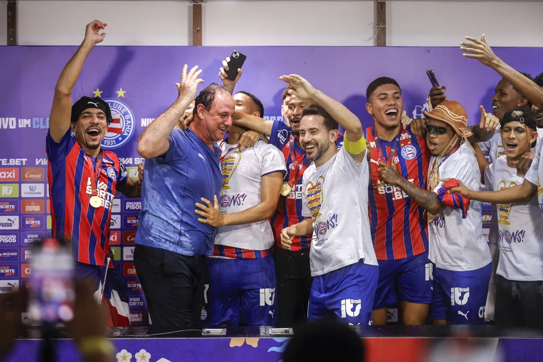 Elenco comemorando título com Ceni