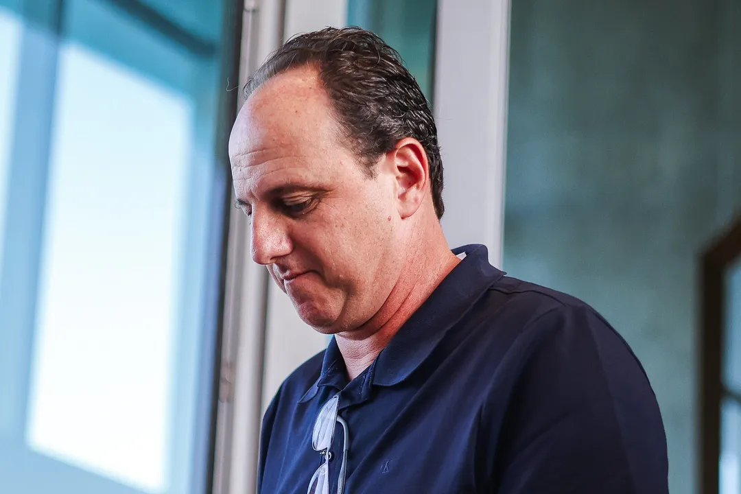 Rogério Ceni fala sobre os desafios mentais do elenco do Bahia e destaca a importância de manter o foco para evitar queda de desempenho no segundo semestre da temporada, como aconteceu em 2024