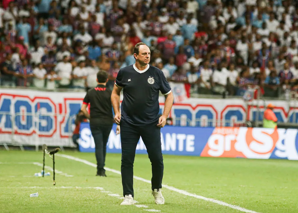 Léo Condé (ao fundo) e Rogério Ceni