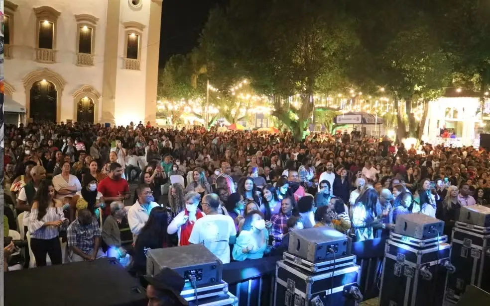 Espaço estava decorado com 800 plantas