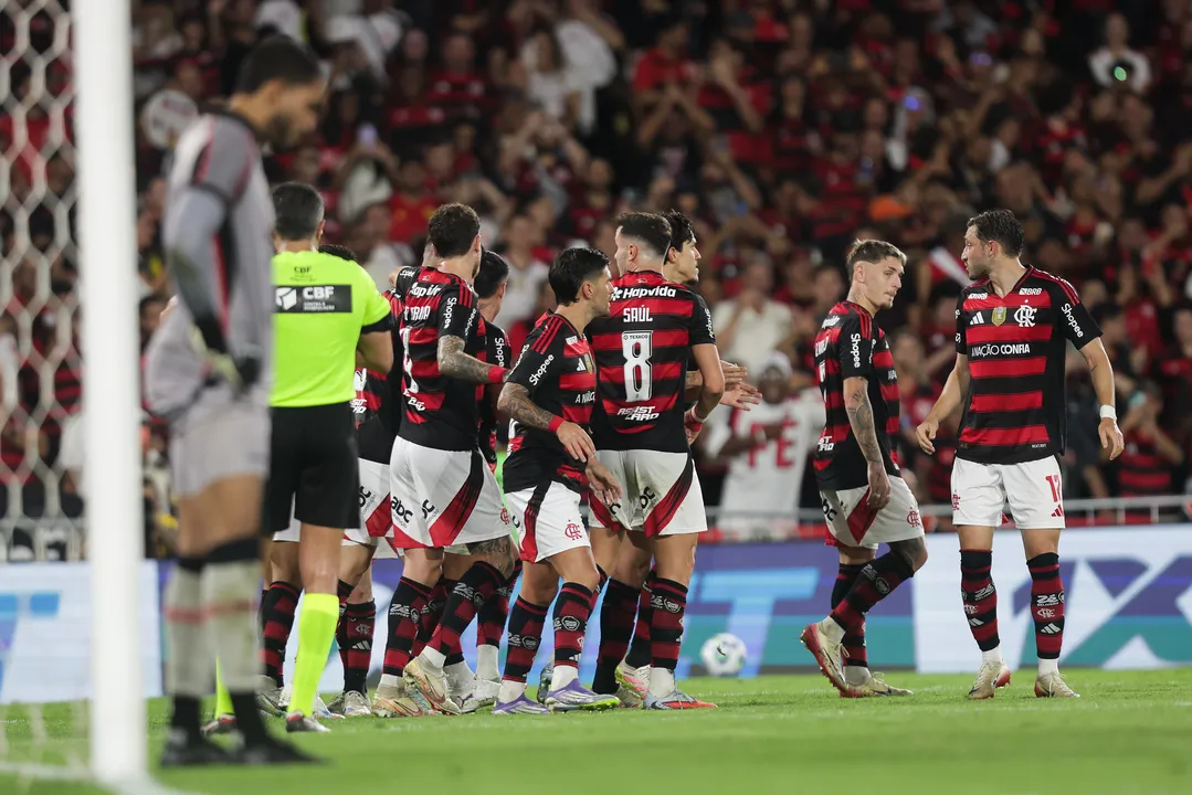 Flamengo goleou o Vitória por 8 a 0 no Brasileirão e provocou o rival com cântico de “Chama a Samu” e publicação ironizando o apelido “Colossal” usado pela torcida rubro-negra baiana.