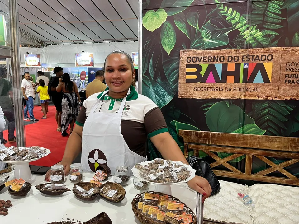 Estudantes expoem chocolates produzidos na minifábrica instalada no colégio de tempo integral