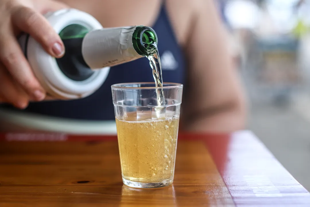 Na foto: Cerveja sendo servida em mesa de bar