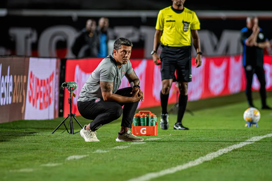 Thiago Carpini foi muito cobrado nas arquibancadas do Barradão