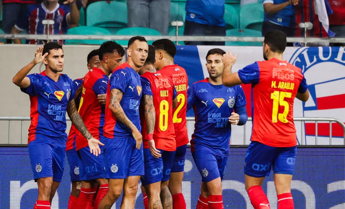 Jogadores do Bahia comemorando gol sobre o Retrô