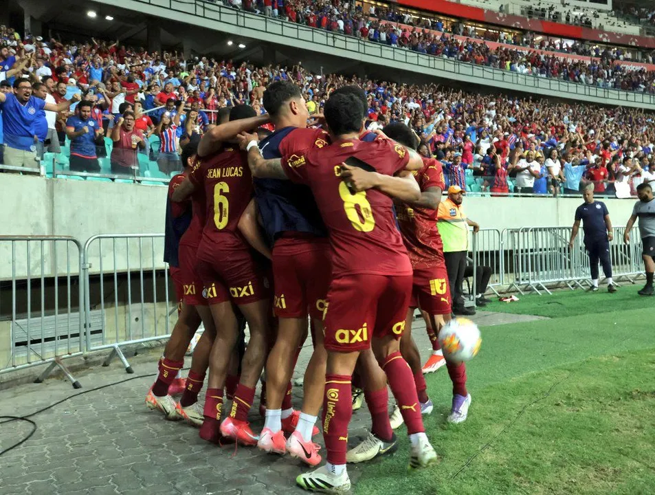 Jogadores do Bahia comemoram gol de Tiago nos acréscimos