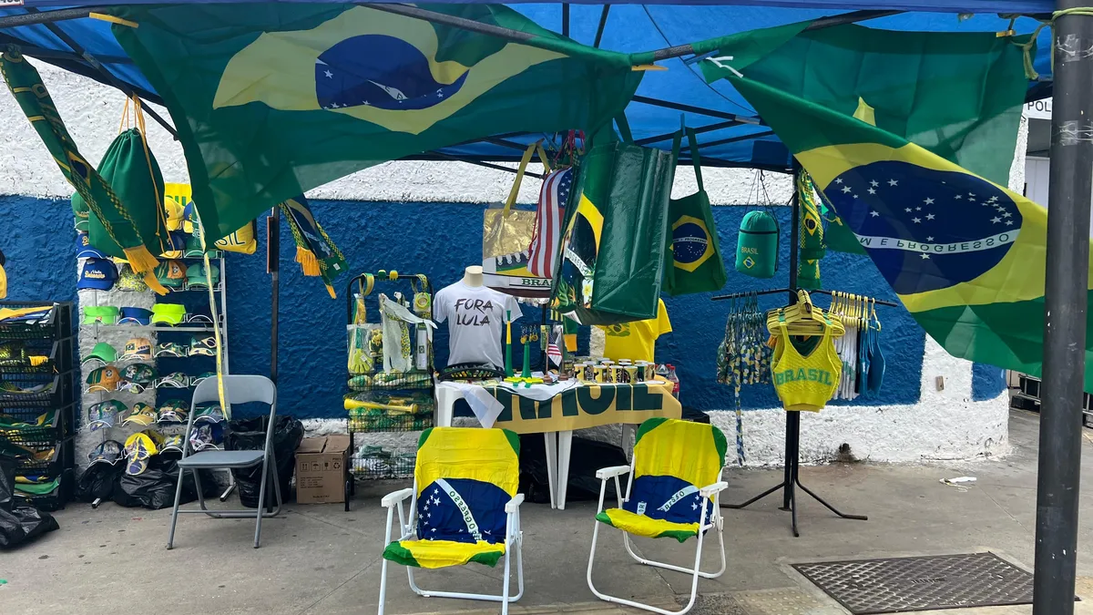 Camelôs aproveitam manifestação pró-Bolsonaro para comercializar produtos