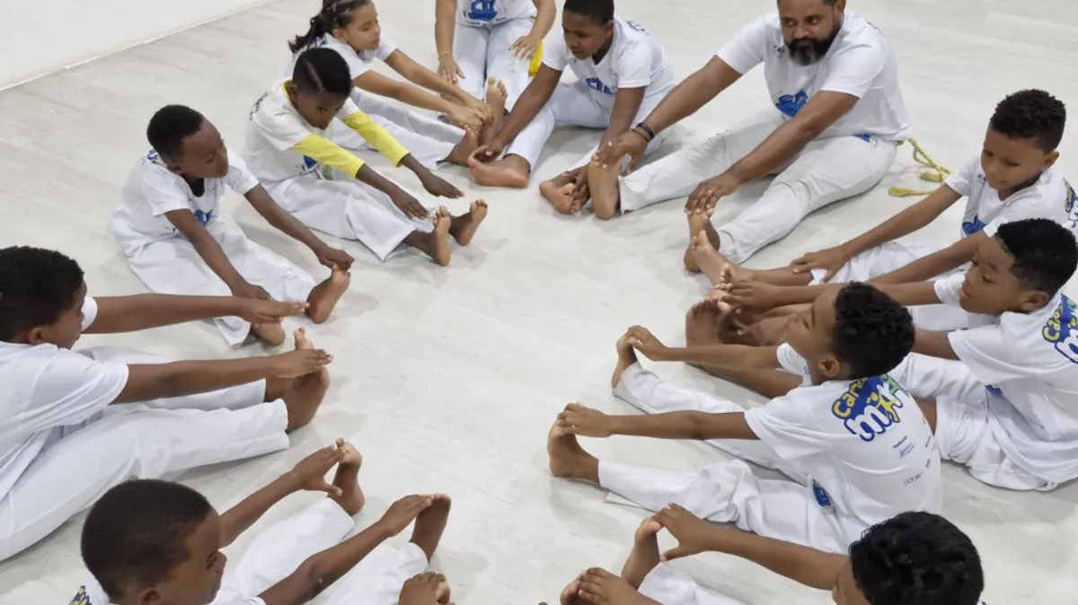 Projeto ensina capoeira gratuitamente a crianças de comunidade