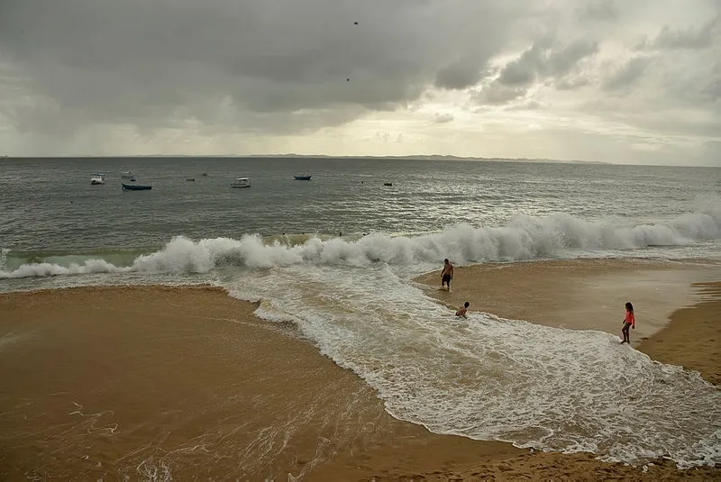 Porto da Barra, em Salvador, em um dia de céu parcialmente nublado (ilustração)