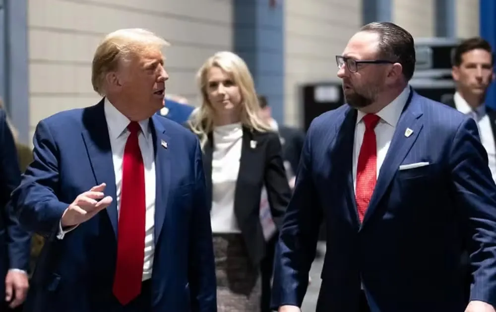 Donald Trump ao lado de Jason Miller