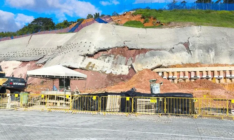 Terreno onde obra cedeu em Simões Filho
