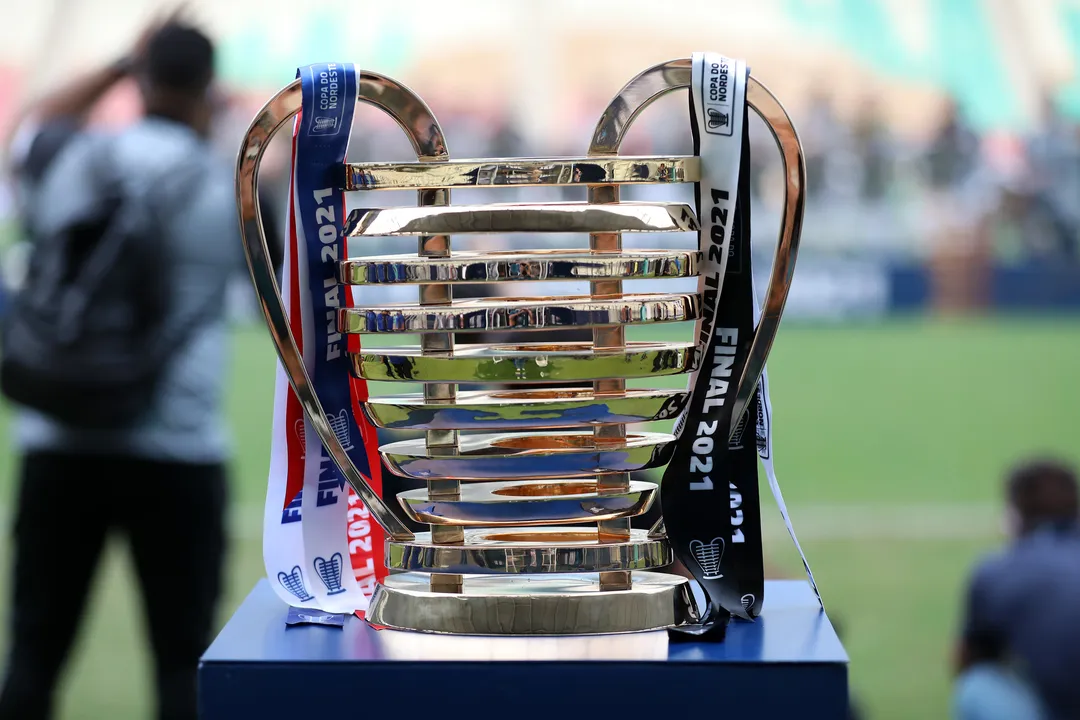 Bahia e Ceará voltam a se enfrentar na semifinal da Copa do Nordeste 2025. Confronto histórico já decidiu títulos e reacende rivalidade regional.