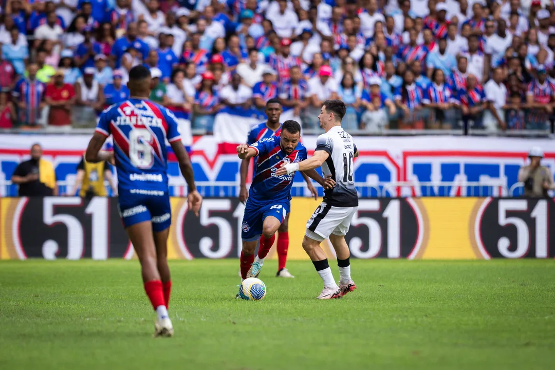 Bastidores da rivalidade Bahia x Corinthians ficam quentes após contratação de Kauê Furquim. Entenda o atrito entre os clubes antes dos jogos decisivos no masculino e feminino.