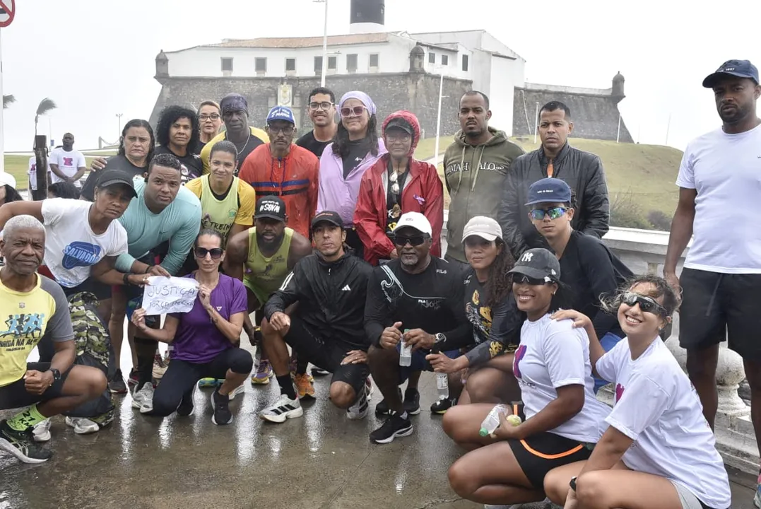 Corredores reunidos no Farol da Barra