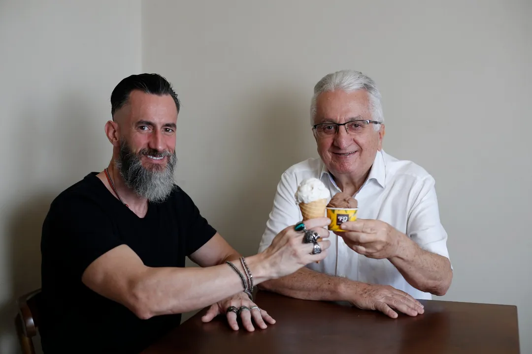Bruno e seu pai Edevaldo da loja Frio Gostoso, onde ele aprendeu a fazer sorvetes com seu pai