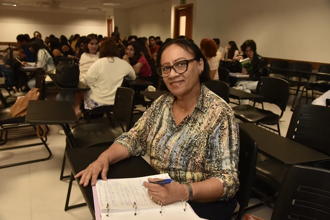 Aluna de psicologia Lucidalva Ferreira na sala de aula