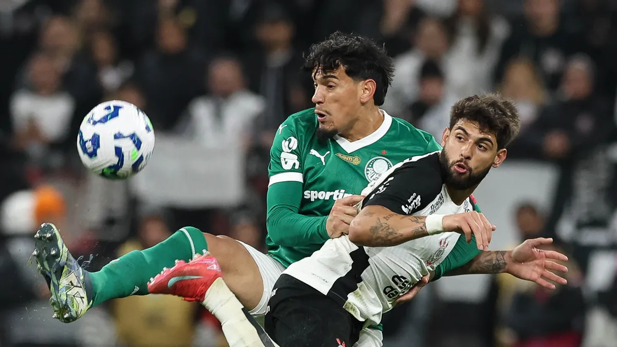 O jogador Gustavo Gómez disputa bola com Yuri Alberto