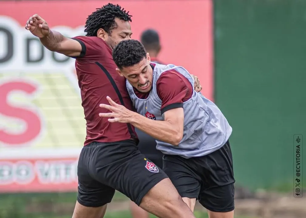 Romarinho e Gabriel Baralhas durante treino no CT Manoel Pontes Tanajura