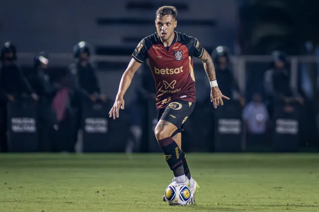 Daniel Jr em ação com a camisa do Vitória em 2024