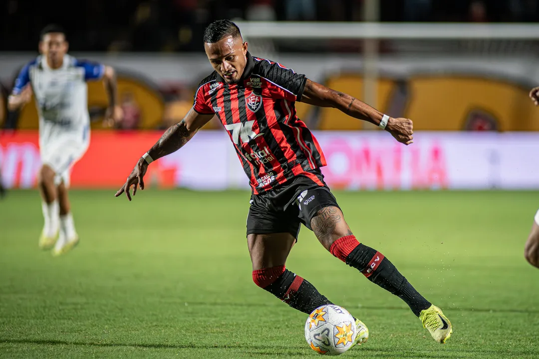Léo Pereira em ação pelo Vitória