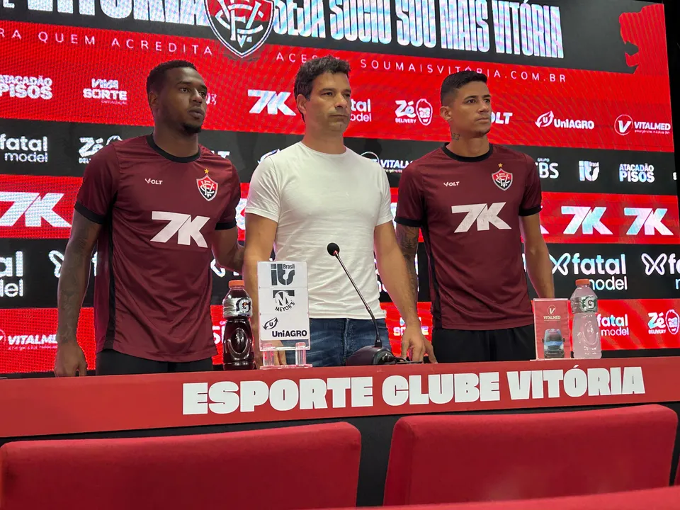 Dudu e Camutanga sendo apresentados pelo diretor Gustavo Vieira