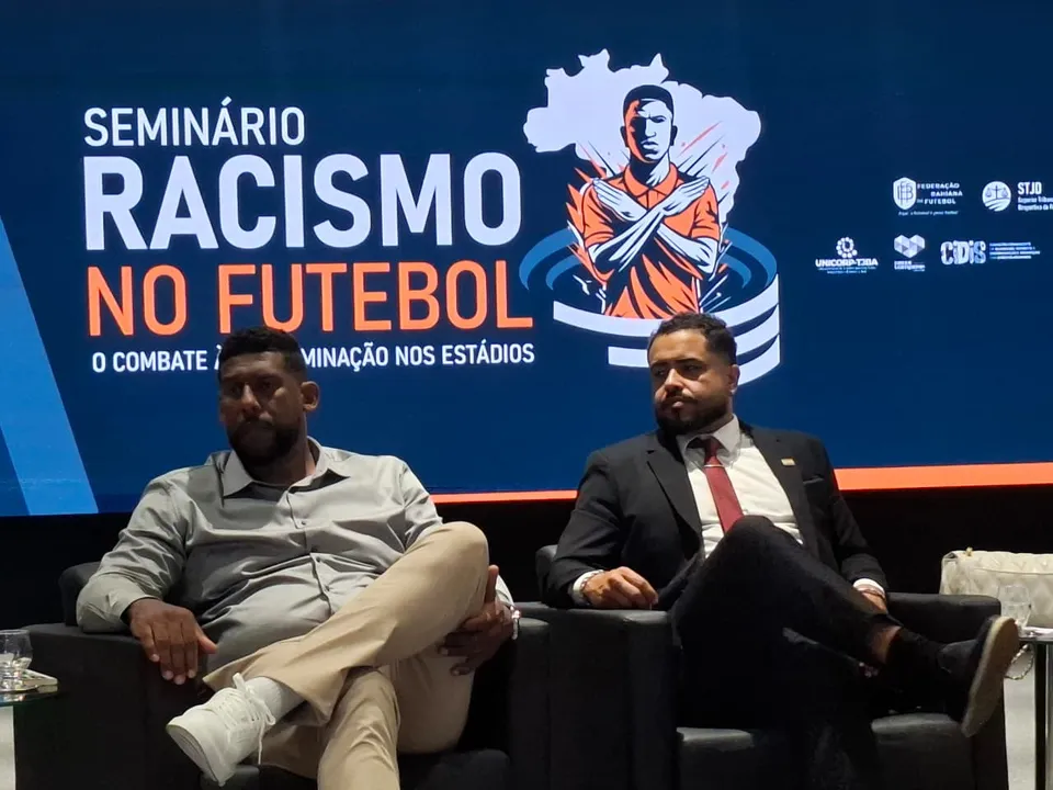 Aranha (esquerda) durante o seminário 'Racismo no Futebol: Combate à Discriminação nos Estádios'