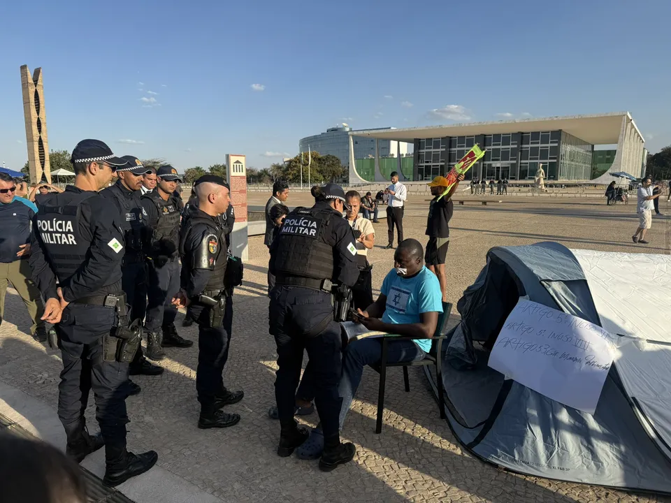 Imagem ilustrativa da imagem Deputados bolsonaristas acampam no STF contra medidas impostas a Bolsonaro