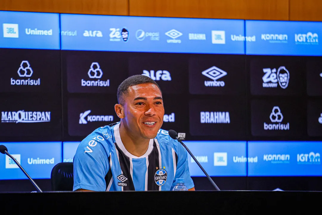 Carlos Vinicius, ex-Fulham, é o novo reforço do Grêmio para a Série A. O atacante de 30 anos foi alvo do Bahia e fará sua estreia no Brasileirão.