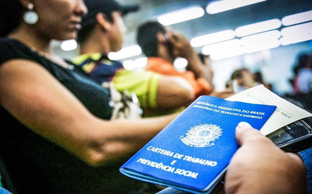 O Brasil tem 102,3 milhões de pessoas ocupadas