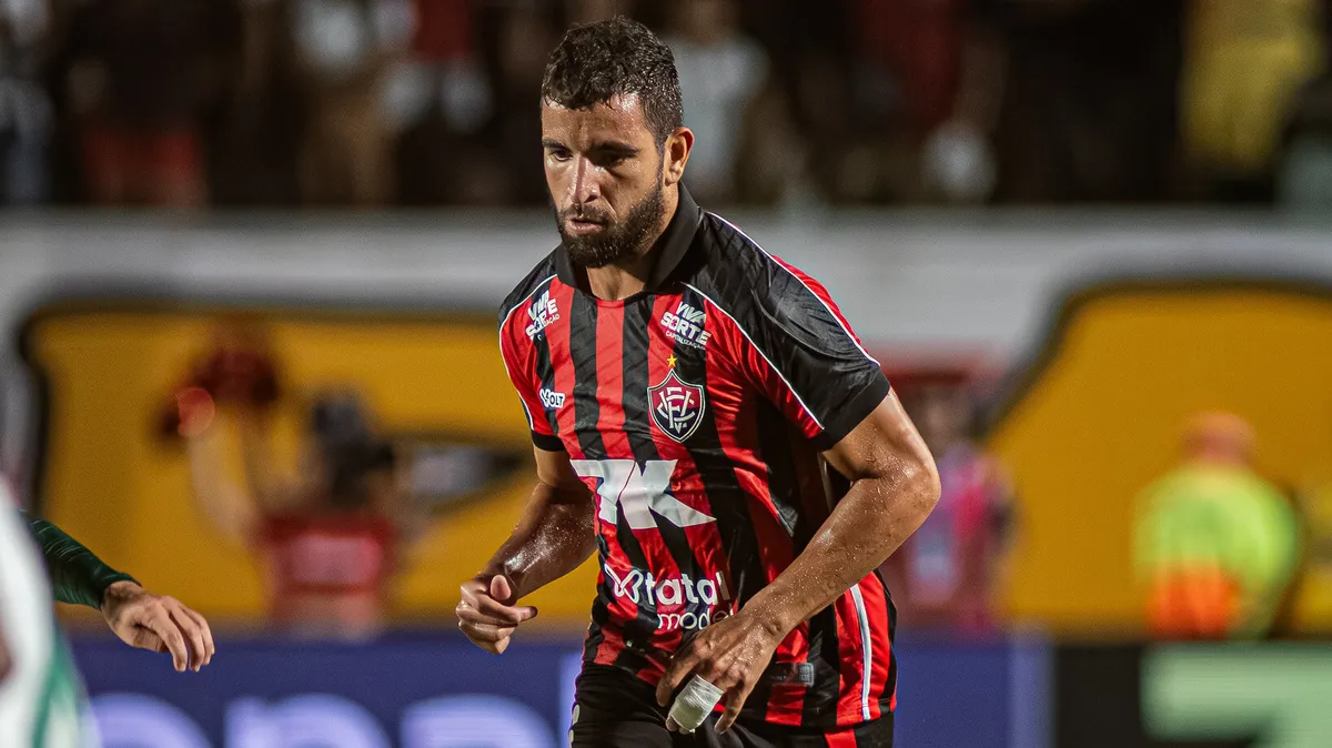 Pepê, volante do Vitória