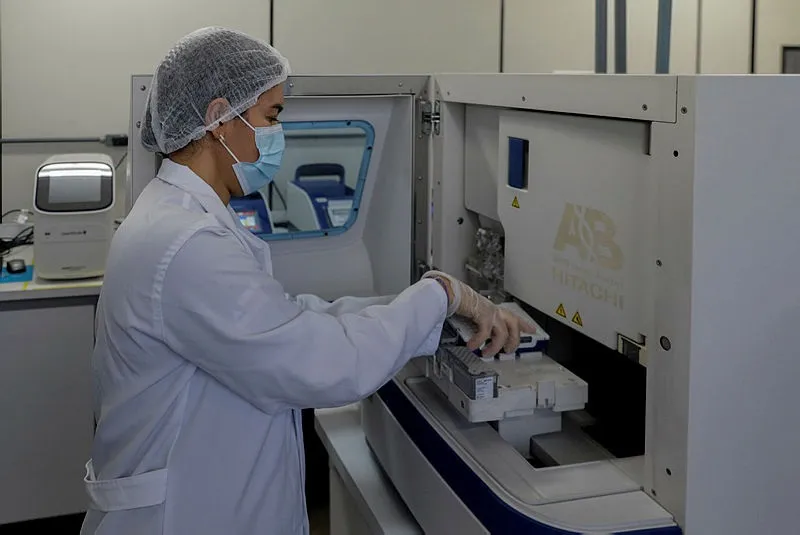 Perita do DPT executando procedimentos de identificação genética