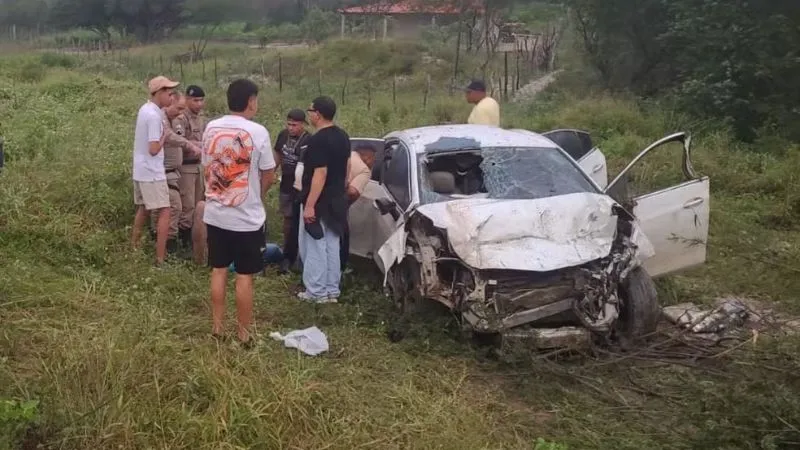 Carro ficou bastante destruído às margens da BA-120